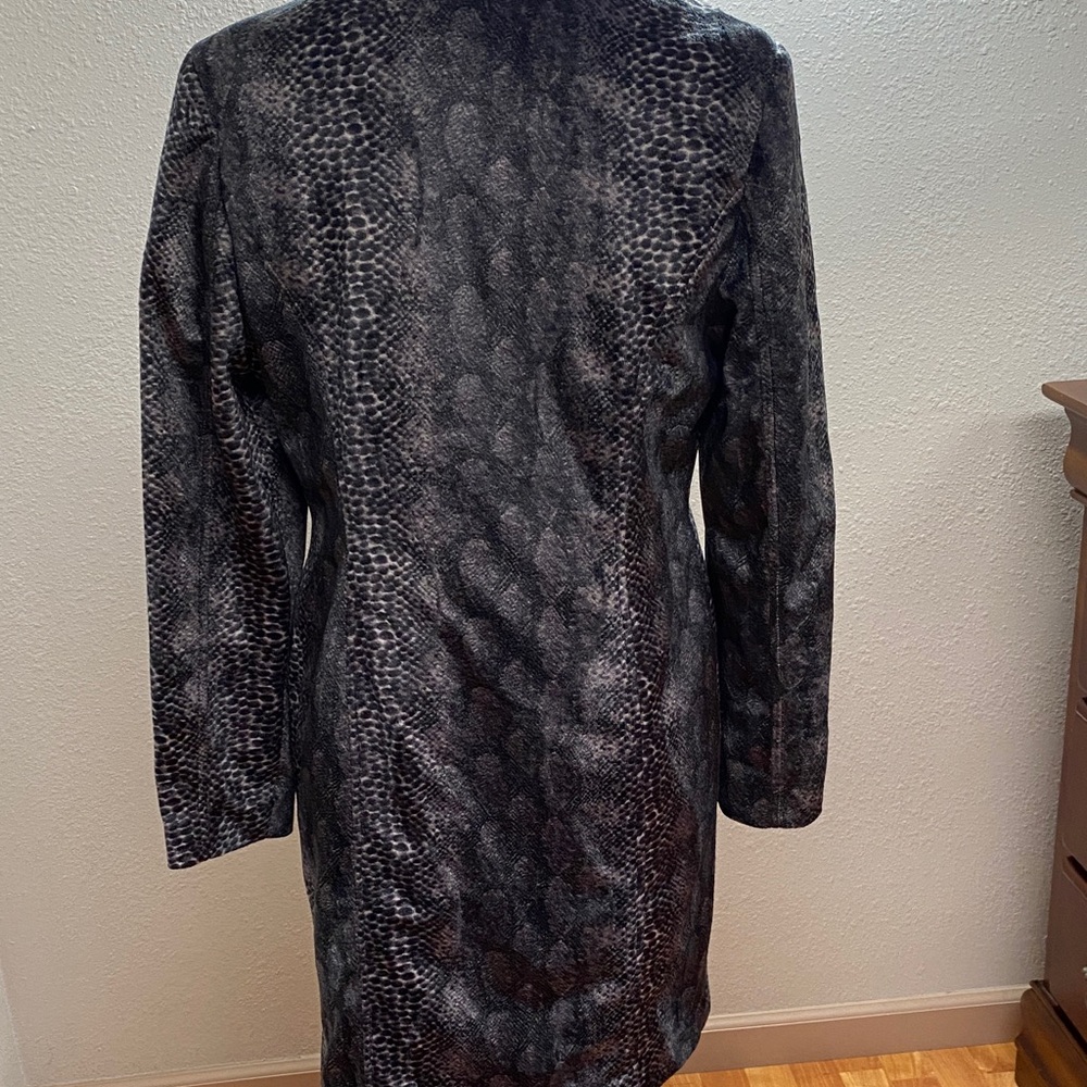VINTAGE "GUESS" WOMEN'S BLACK & GRAY SNAKE PRINT COAT - size M - Picture 4 of 8